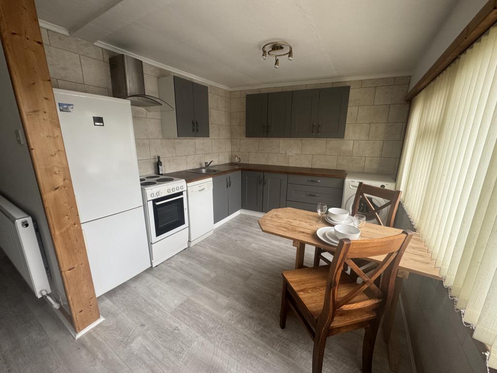 Lot: 32 - MIXED USE PROPERTY WITH PLANNING PERMISSION FOR RESIDENTIAL - First floor kitchen